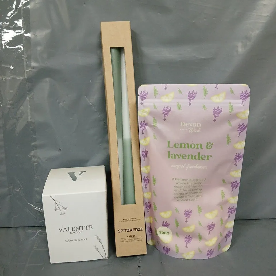 APPROXIMATELY 8 ASSORTED ITEMS TO INCLUDE - DEVON LEMON & LAVENDER CARPET FRESHENER , SPITZKERZE 2 STICK CANDLE ETC