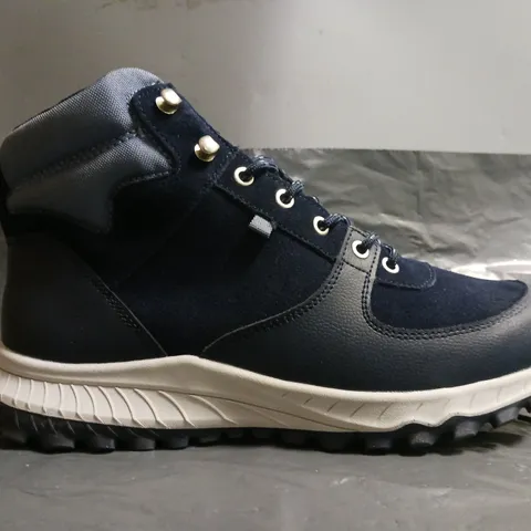 BOXED PAIR OF DAMART WALKING BOOTS IN NAVY SIZE EU 41