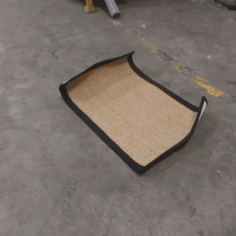 QUALITY DESIGNER RUG - APPROXIMATELY 90 x 60cm