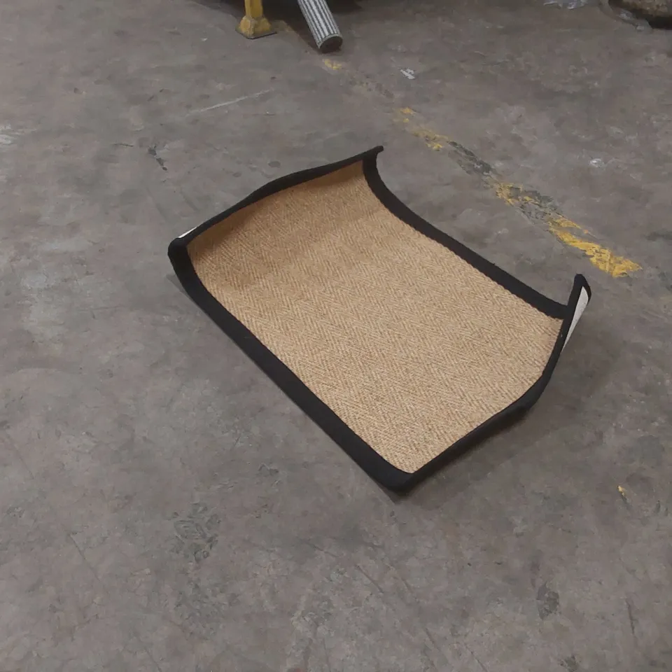 QUALITY DESIGNER RUG - APPROXIMATELY 90 x 60cm