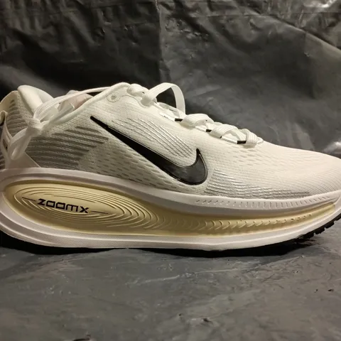 PAIR OF NIKE ZOOM TRAINERS IN WHITE/BLACK SIZE UK 7