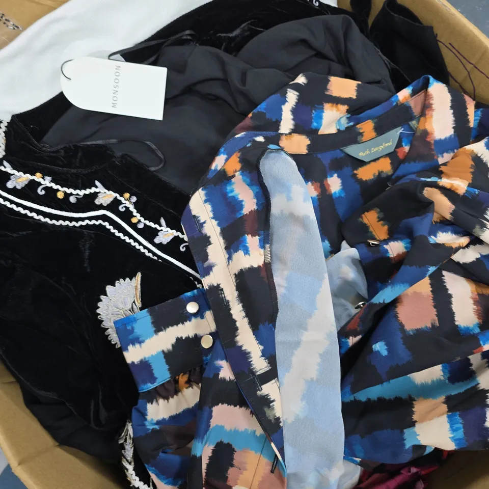 APPROXIMATELY 15 ASSORTED CLOTHING ITEMS IN VARIOUS STYLES, SIZES & COLOURS ETC
