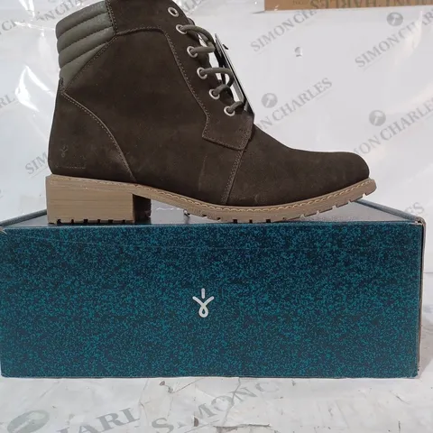 BOXED PAIR OF EMU EXPLORER BIRICET LACE UP WATERPROOF ANKLE BOOTS IN DARK OLIVE - UK SIZE 7
