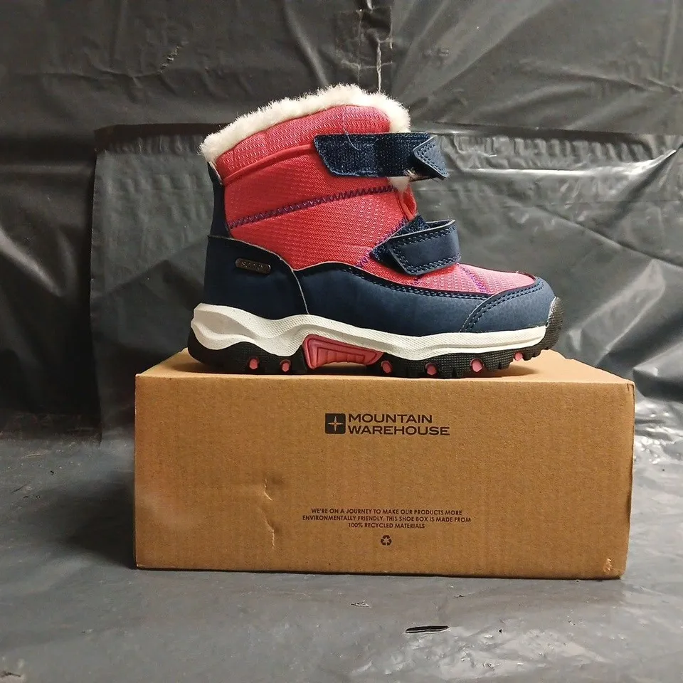 BOXED PAIR OF MOUNTAIN WAREHOUSE COMET JUNIOR WATERPROOF FLEECE LINED SNOW BOOTS IN PINK/NAVY SIZE UK 10