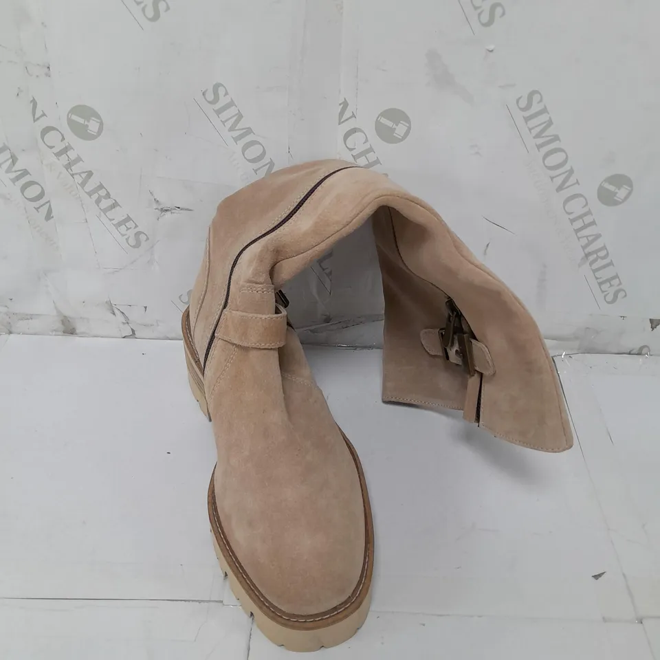 PAIR OF MODA IN PELLE DORI KNEE HIGH BOOTS IN BEIGE SIZE 5