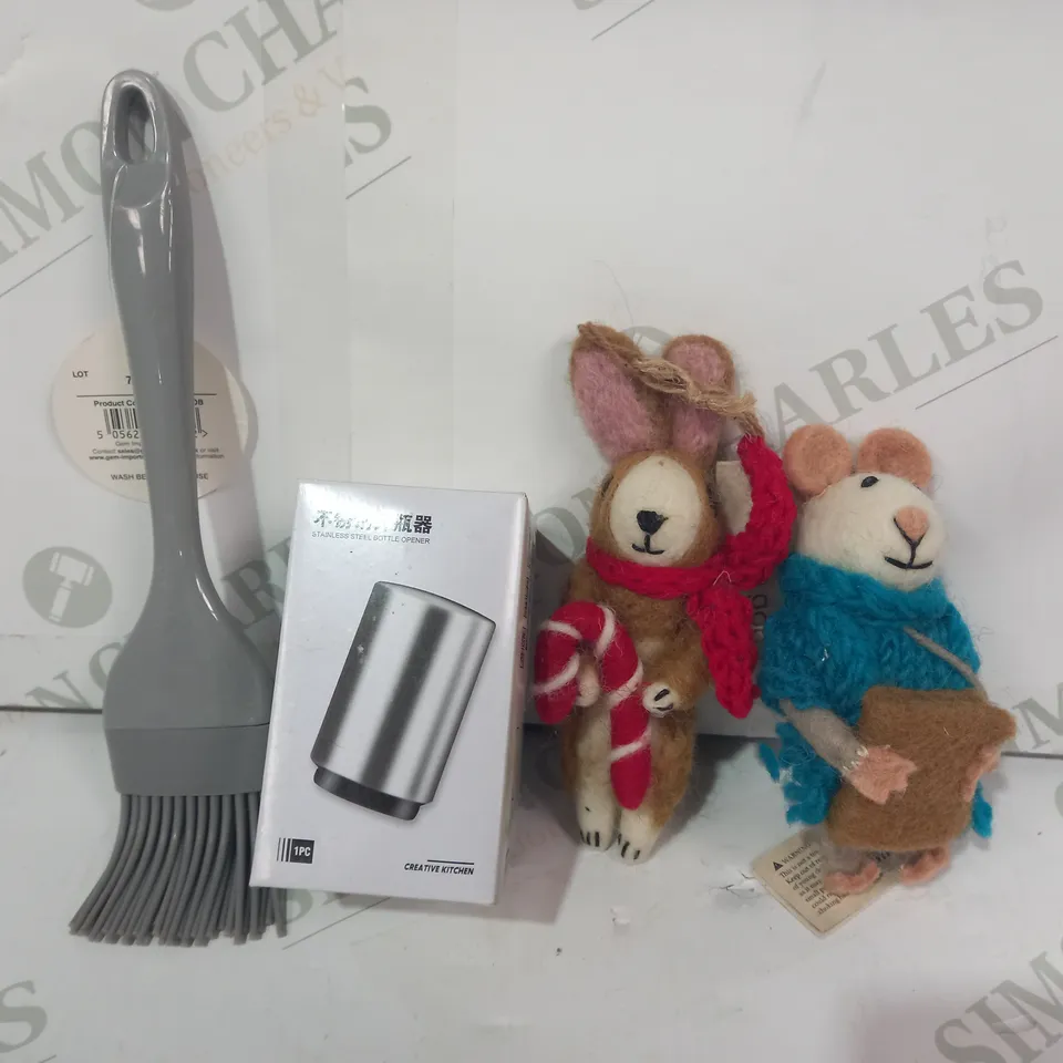 LOT OF APPROXIMATELY 10 ASSORTED HOUSEHOLD ITEMS TO INCLUDE STAINLESS STEEL BOTTLE OPENER, PASTRY BRUSH, FESTIVE FELT DECORATION, ETC