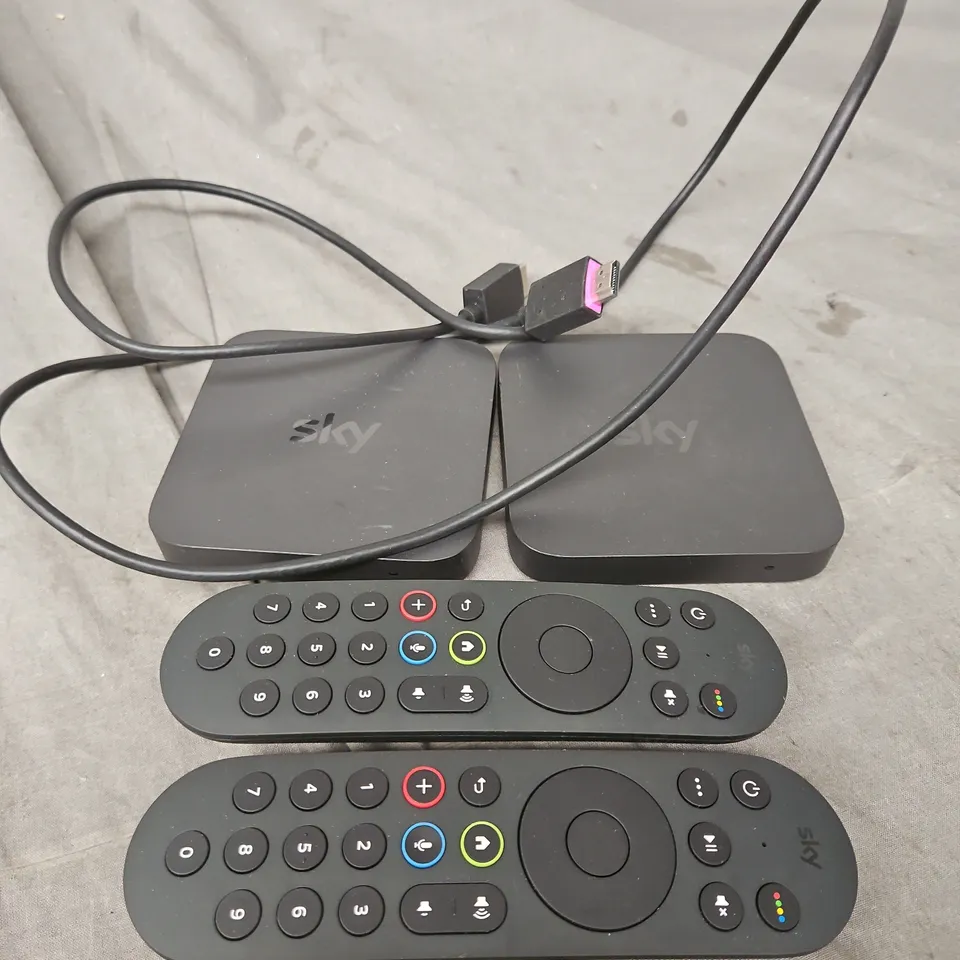 APPROXIMATELY 8 ASSORTED ELECTRICAL PRODUCTS TO INCLUDE STREAMING PUCKS, A/V CABLES, REPLACEMENT REMOTES ETC 