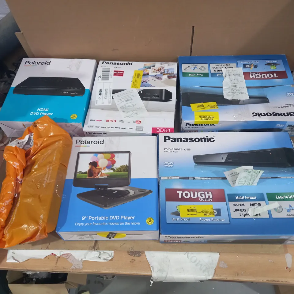 LOT OF APPROX 6 ASSORTED DVD AND BLU-RAY PLAYERS TO INCLUDE PANASONIC AND POLAROID