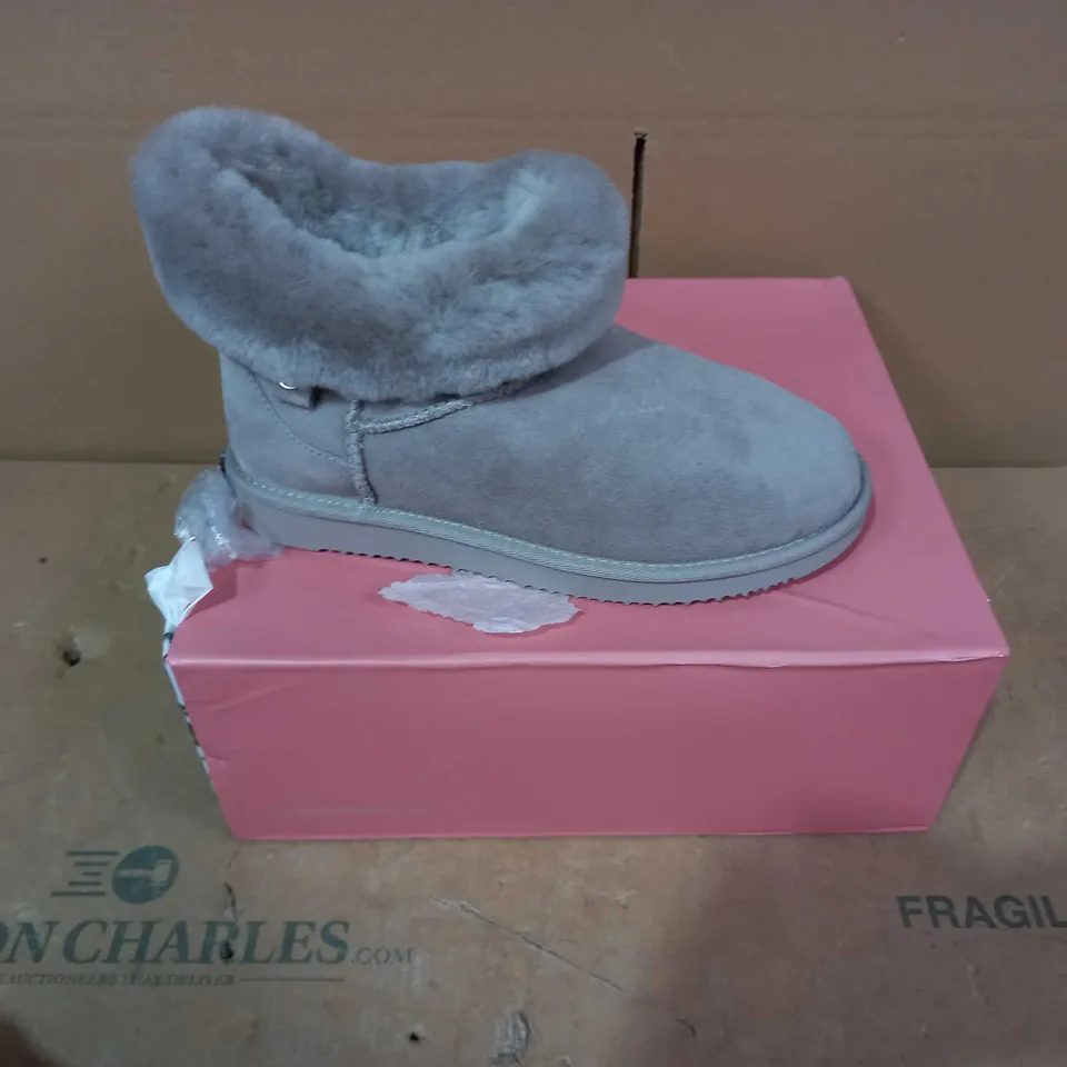 BOXED PAIR OF MODA IN PELLE BOOTS- SIZE 7