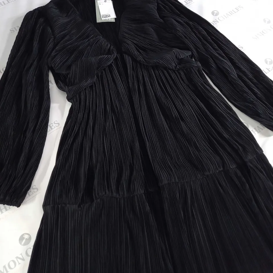 H&M BLACK SLEEVED DRESS - EUR L