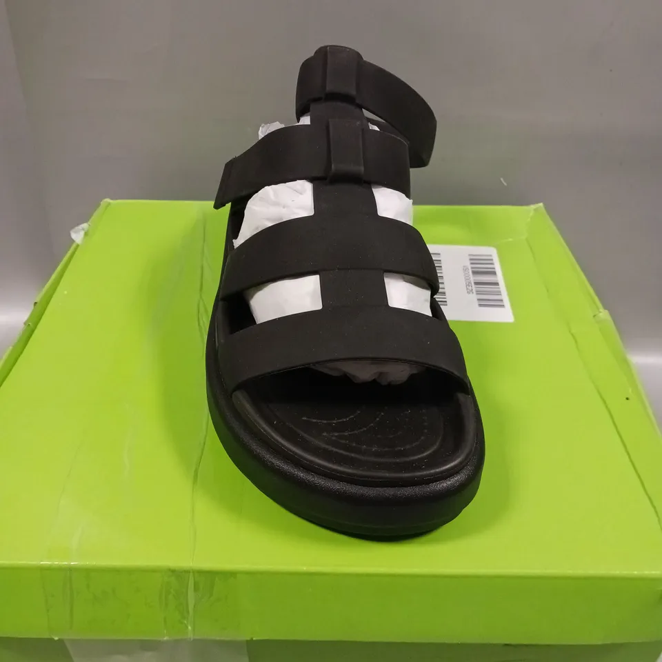 CROCS BROOKLYN LUXE GLADIATOR IN BLACK - SIZE 6