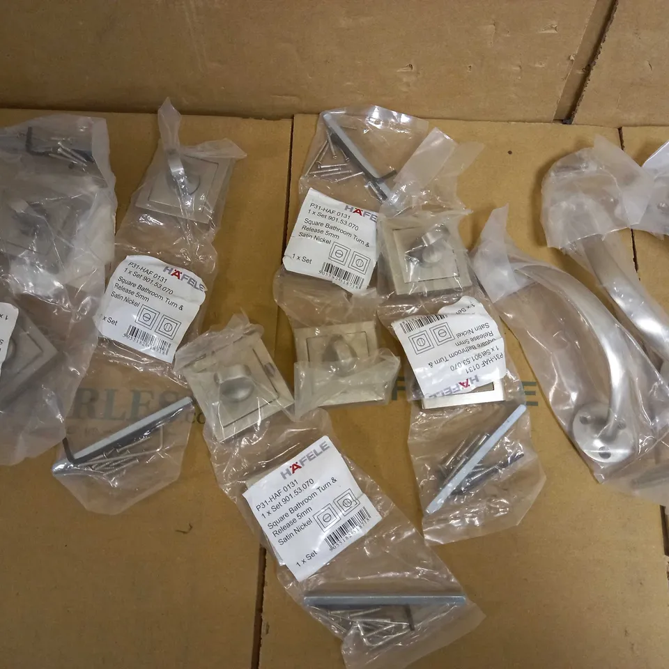 BOX OF ASSORTED ITEMS TO INCLUDE 3 DOOR HANDLES AND SQUARE BATHROOM DOOR LOCKS