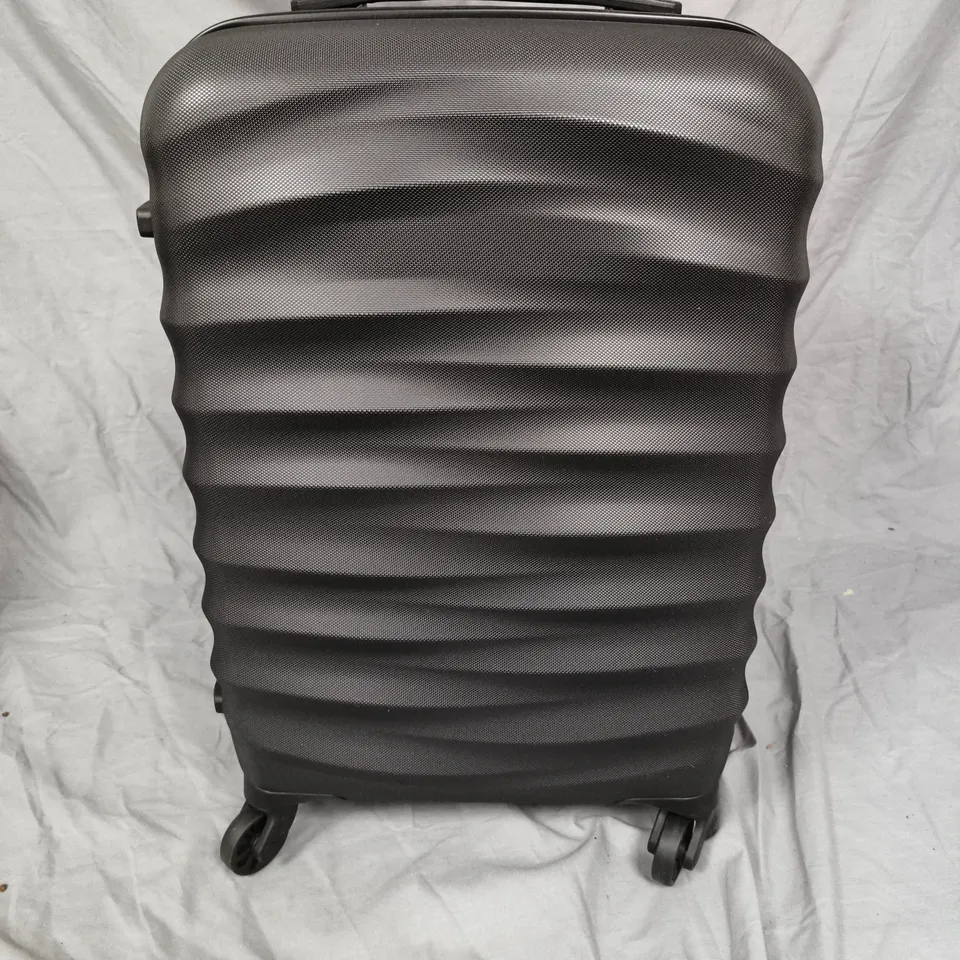 IT LUGGAGE BLACK HARDSHELL SUITCASE - CABIN