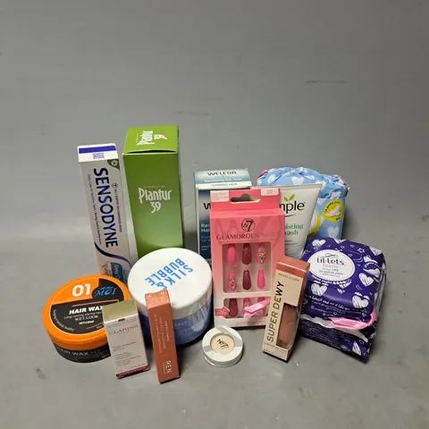 APPROXIMATELY 20 ASSORTED COSMETIC PRODUCTS TO INCLUDE - SILK & BUBBLE HAIR GROWTH MASK - REN SKINCARE JELLY OIL CLEANSER - CLAIRINS REVIVE DAY CREAM - ETC