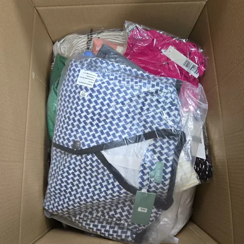 BOX OF APPROXIMATELY 15 ASSORTED CLOTHING ITEMS IN VARIOUS COLOURS, STYLES AND SIZES