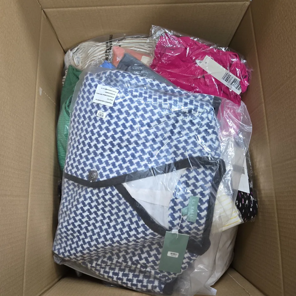 BOX OF APPROXIMATELY 15 ASSORTED CLOTHING ITEMS IN VARIOUS COLOURS, STYLES AND SIZES