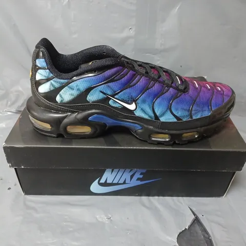 BOXED PAIR OF NIKE AIR MAX PLUS TRAINERS - UK SIZE 9.5