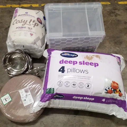 PALLET CONTAINING ASSORTED PRODUCTS INCLUDING PILLOWS, COOKWARE STORAGE TUBS & ROUND SHERPA OTTOMAN 