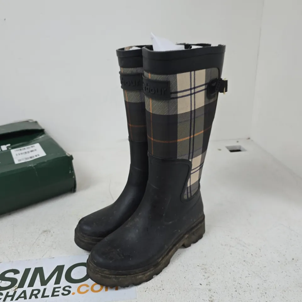 BARBOUR WELLINGTON BOOTS – BLACK RUBBER LOWER WITH TARTAN PLAID SHAFT, UK 6