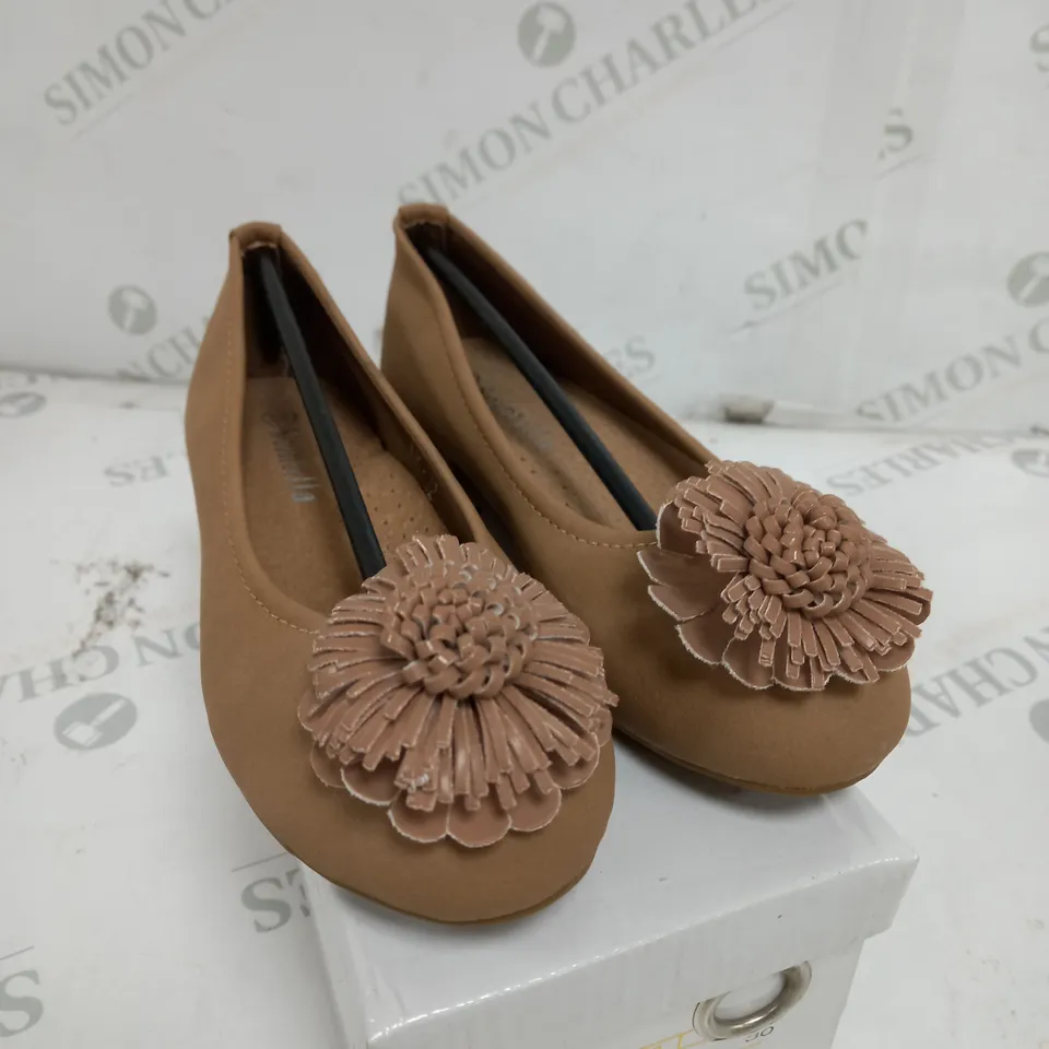 BOX OF APPROXIMATELY 20 PAIRS OF FLAT KHAKI LOW SHOES