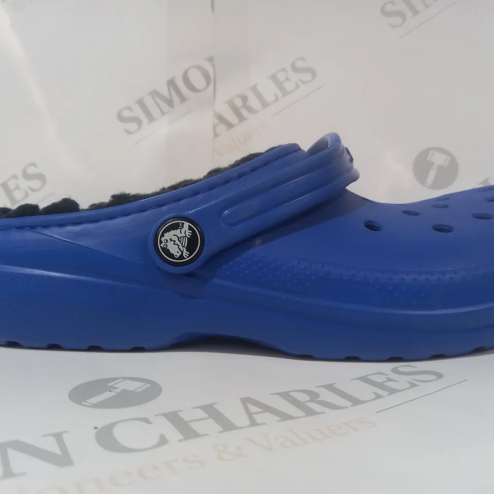 PAIR OF CROCS CLASSIC KIDS LINED CLOGS IN BLUE UK SIZE 6
