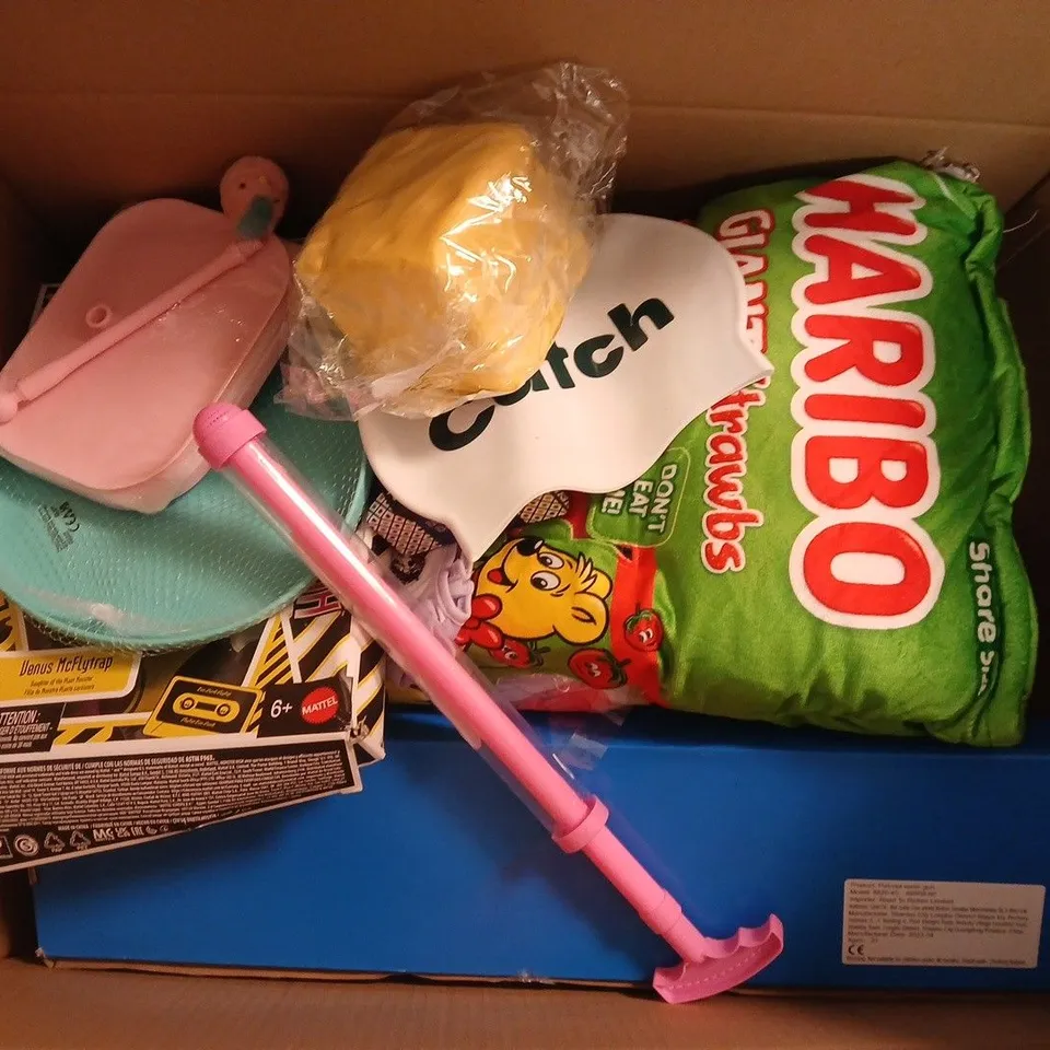 APPROXIMATELY 15 ASSORTED TOYS, GAMES, GIFTS AND NOVELTIES TO INCLUDE HARIBO GIANT STRAWB PLUSHES, MONSTER HIGH TOYS, MY FIRST WOODEN SHAPE SORTER, ETC - COLLECTION ONLY