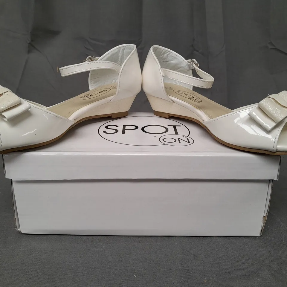 BOXED PAIR OF SPOT ON OPEN TOE KIDS SANDALS IN WHITE W. BOW DETAIL SIZE 12