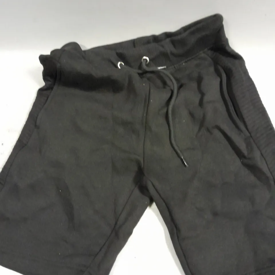 APPROXIMATELY 10 ASSORTED CLOTHING PRODUCTS IN VARIOUS STYLES & SIZES	