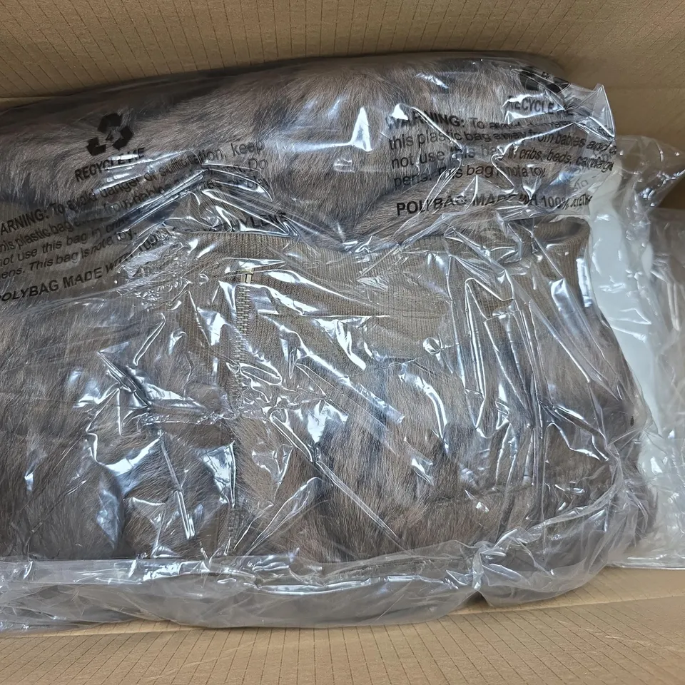 APPROXIMATELY 5 ASSORTED CLOTHING ITEMS IN VARIOUS SIZES, COLOURS & STYLES TO INCLUDE FAUX FUR BOMBER, OVERSIZED KNIT SWEATER, ETC