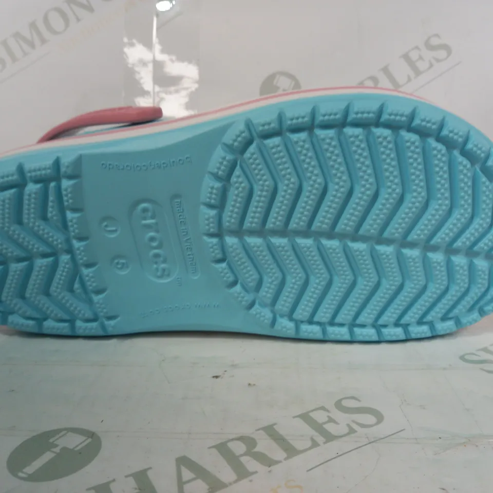 BOXED PAIR OF CROCS KIDS CLOGS IN BLUE/PINK UK SIZE J5