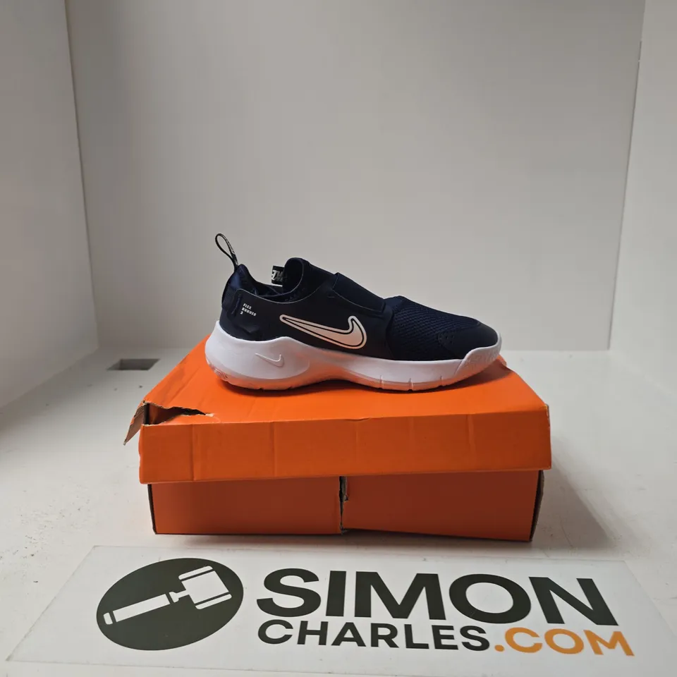 BOXED PAIR OF NIKE FLEX RUNNERS SIZE UK 4