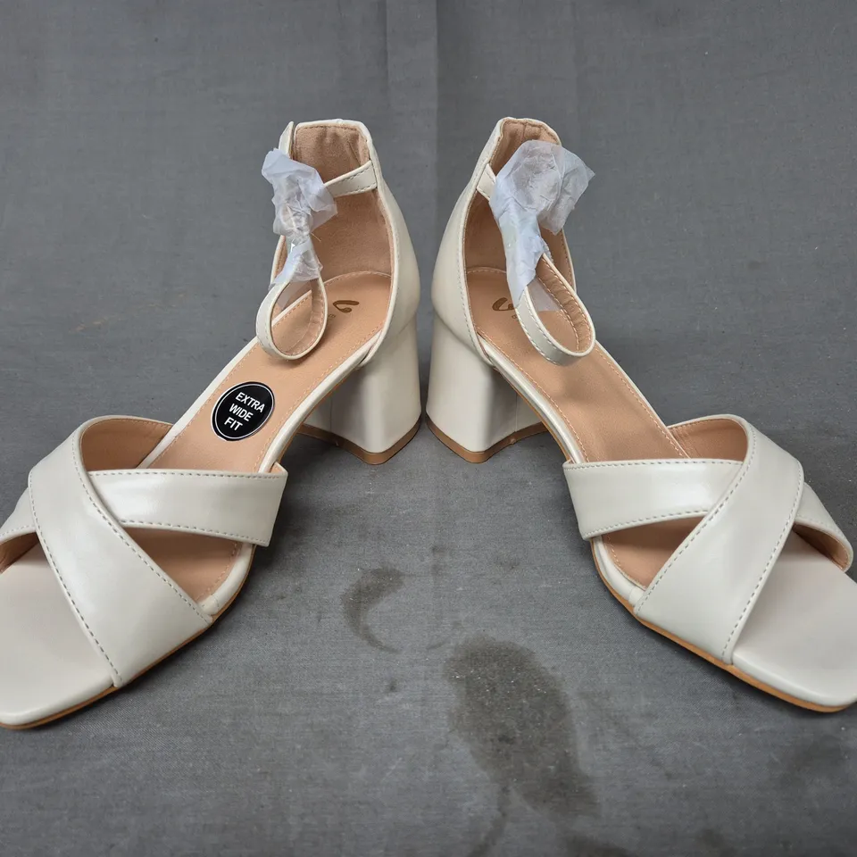 BOXED PAIR OF V BY VERY OPEN TOE BLOCK HEEL SANDALS IN WHITE SIZE 5