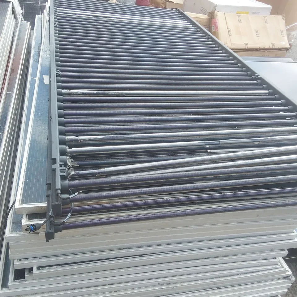 PALLET CONTAINING A VERY LARGE QUANTITY OF SOLAR PANELS