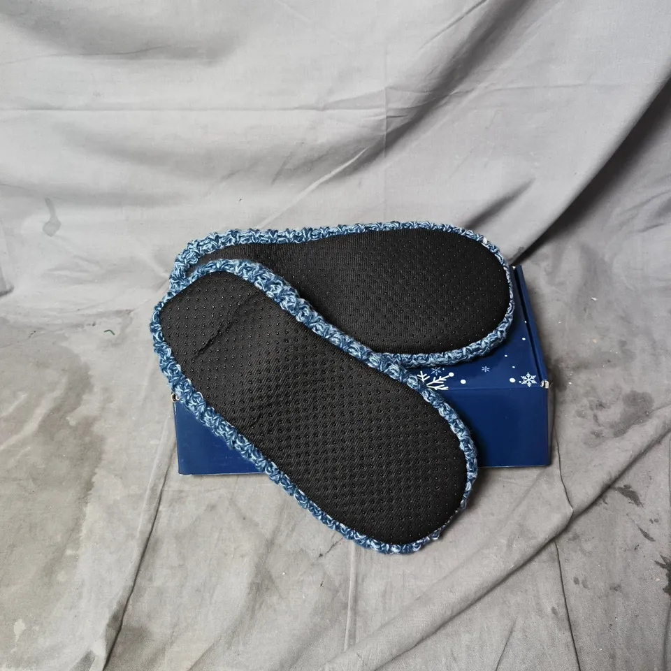 LEMZONE SLIPPERS – BLUE KNITTED INDOOR SLIPPERS (BOXED) MENS. SIZE UNSPECIFIED