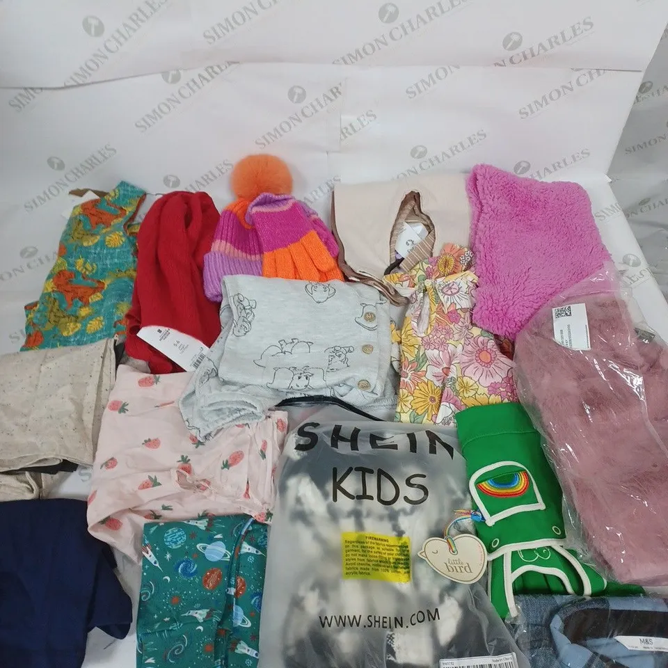 LOT OF ASSORTED KIDS CLOTHING ITEMS TO INCLUDE PYJAMAS, T-SHIRTS AND TROUSERS 
