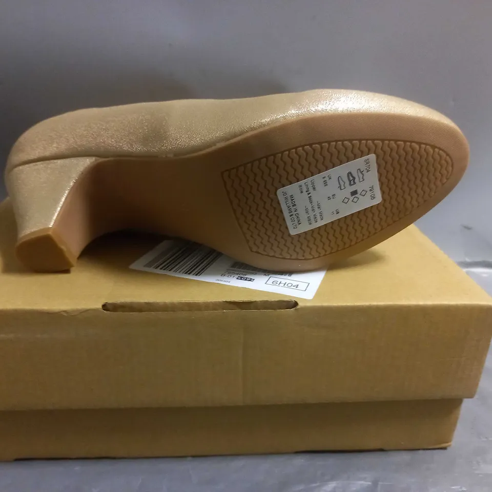 JD WILLIAMS LADIES LOW HEEL COURT SHOES GOLD SIZE 9