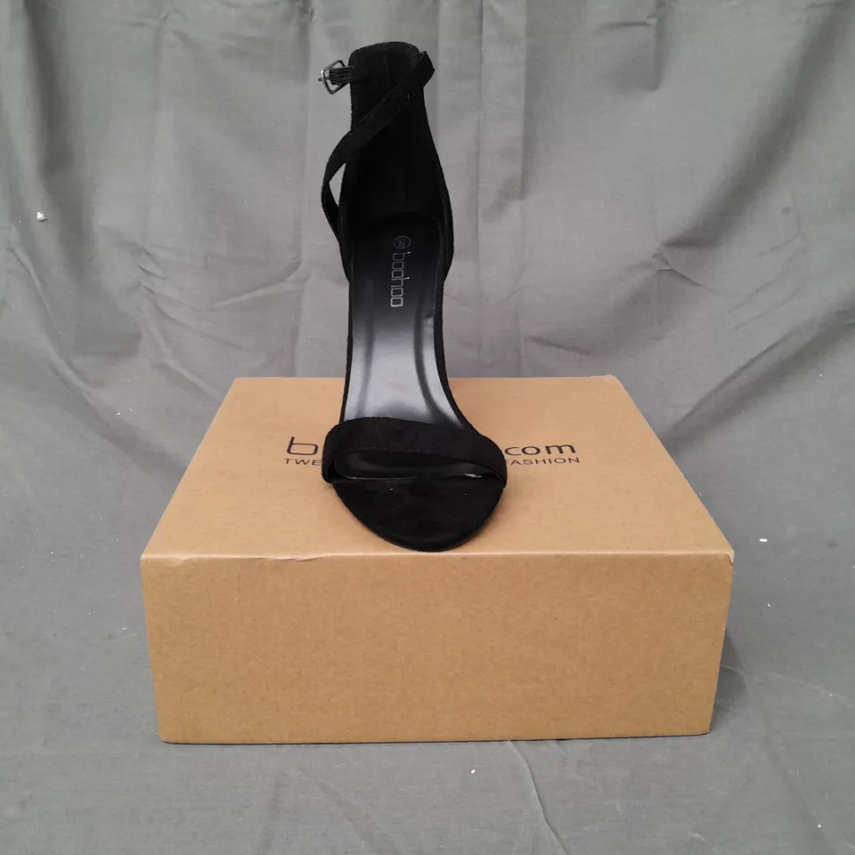BOXED PAIR OF BOOHOO OPEN TOE HIGH HEEL SHOES IN BLACK SIZE 7