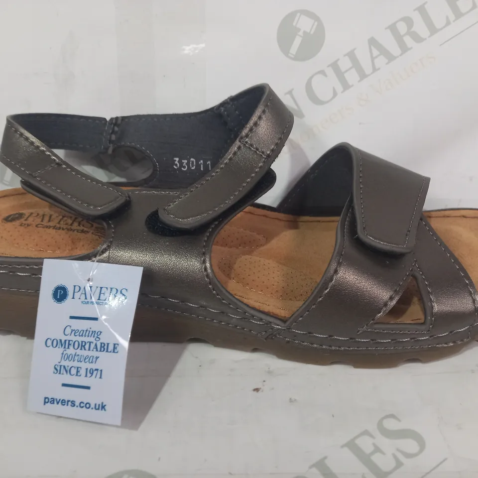 BOXED PAIR OF PAVERS OPEN TOE SANDALS IN METALLIC PEWTER COLOUR EU SIZE 41