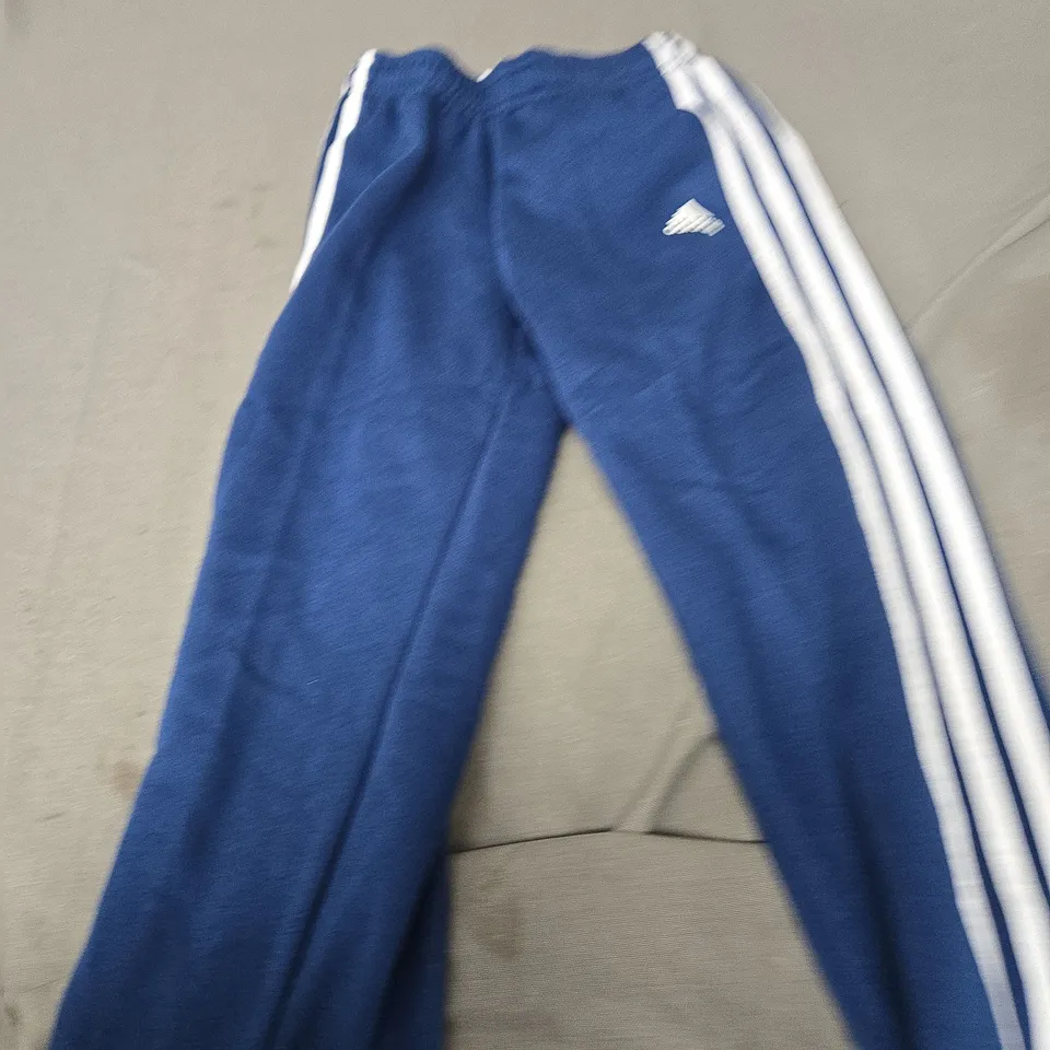 ADIDAS FLEECED TRACKSUIT BOTTOMS SIZE 6-7 YEARS 