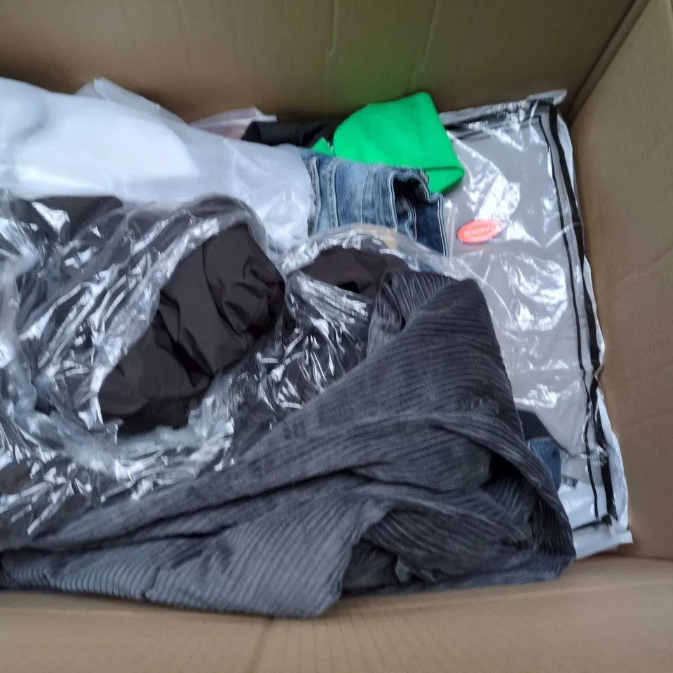 APPROXIMATELY 20 ASSORTED CLOTHING PRODUCTS IN VARIOUS STYLES & SIZES TO INCLUDE JUMPERS, T-SHIRTS, DRESSES ETC