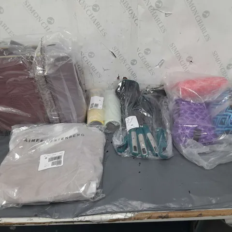 BOX OF APPROXIMATELY 15 ASSORTED ITEMS TO INCLUDE - DESIGNER BAGS, LOCKNLOCK CUPS, AND KITCHEN UTENSIL PACK ETC.