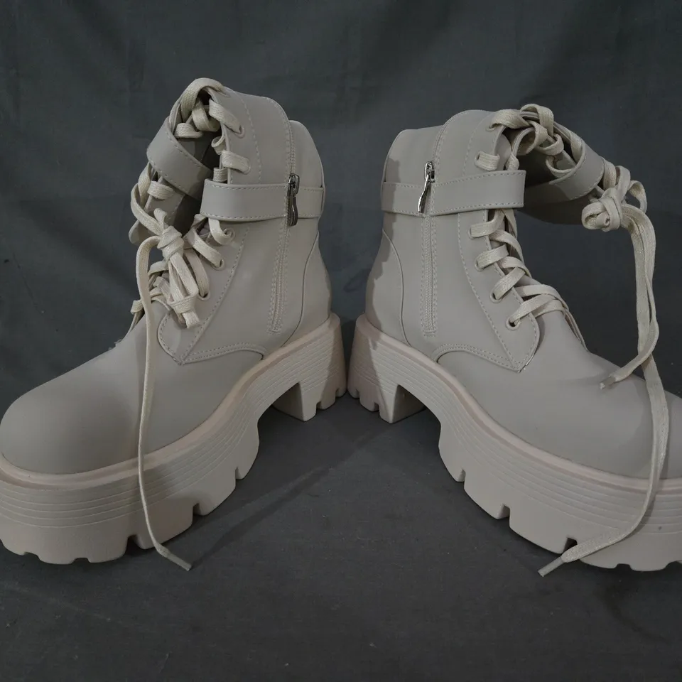 BOXED PAIR OF NO DOUBT CHUNKY PLATFORM ANKLE BOOTS IN CREAM SIZE 6