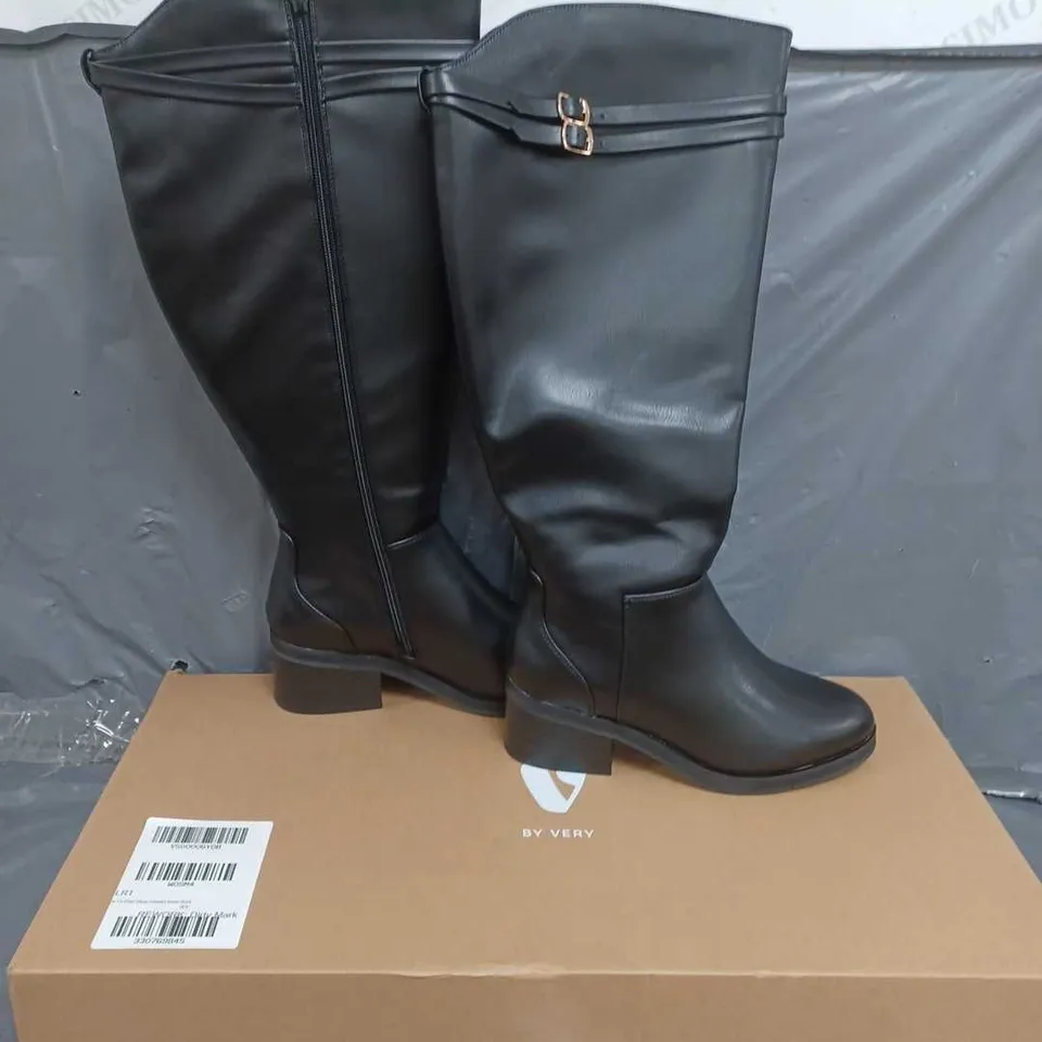 BOXED VERY WIDE FIT PLAIT STRAP HEELED KNEE BOOT IN BLACK SIZE 6