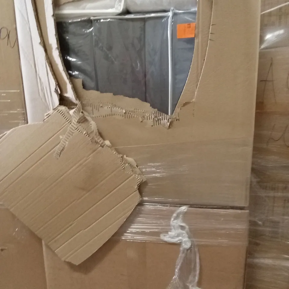 PALLET CONTAINING A LARGE QUANTITY OF BEDDING PRODUCTS