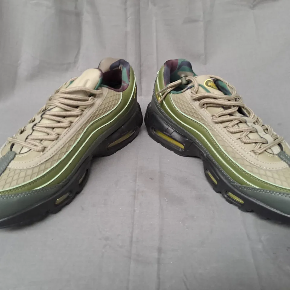 BOXED PAIR OF NIKE AIR MAX 95 SP SHOES IN GREEN/BLACK UK SIZE 9