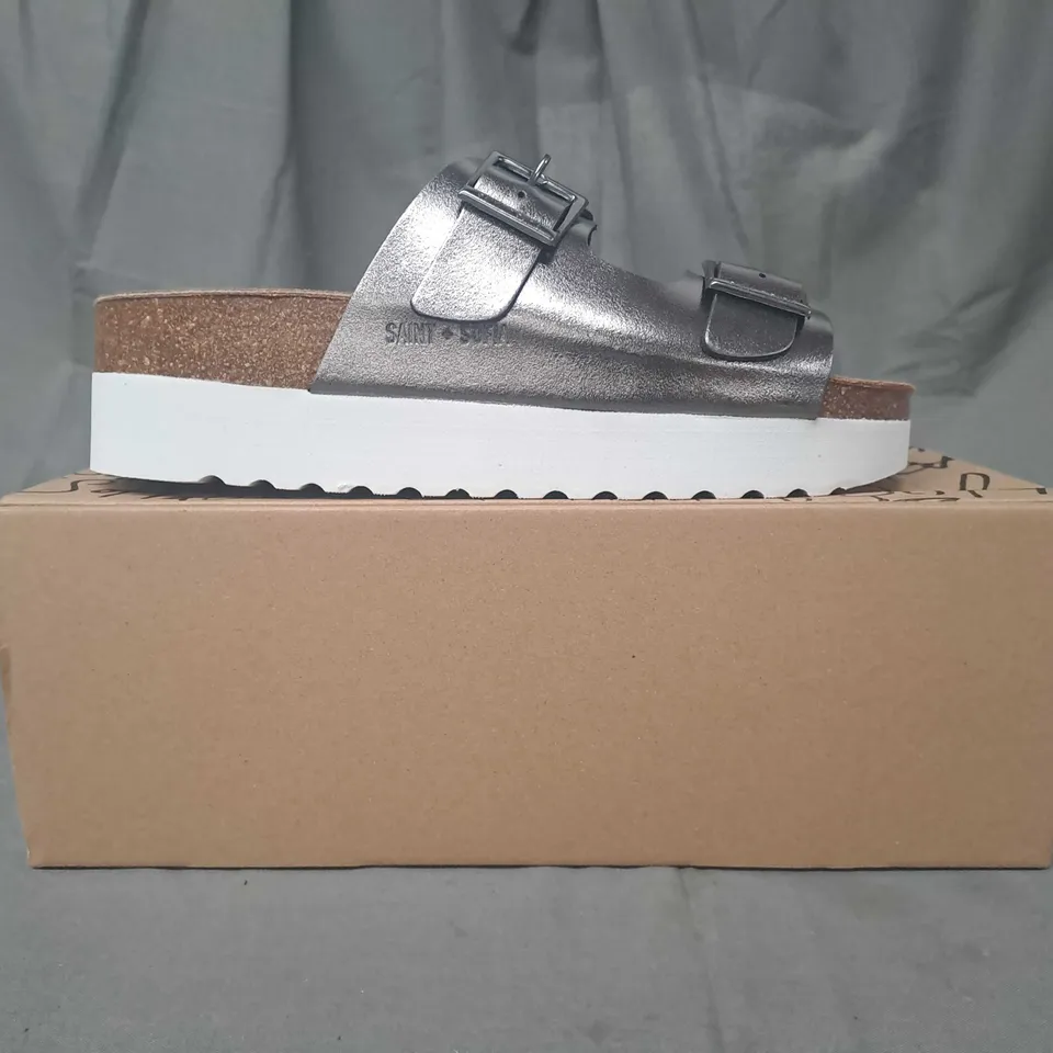 BOXED PAIR OF SAINT + SOFIA OPEN TOE PLATFORM SUTTON SLIDERS IN GUNMETAL UK SIZE 6
