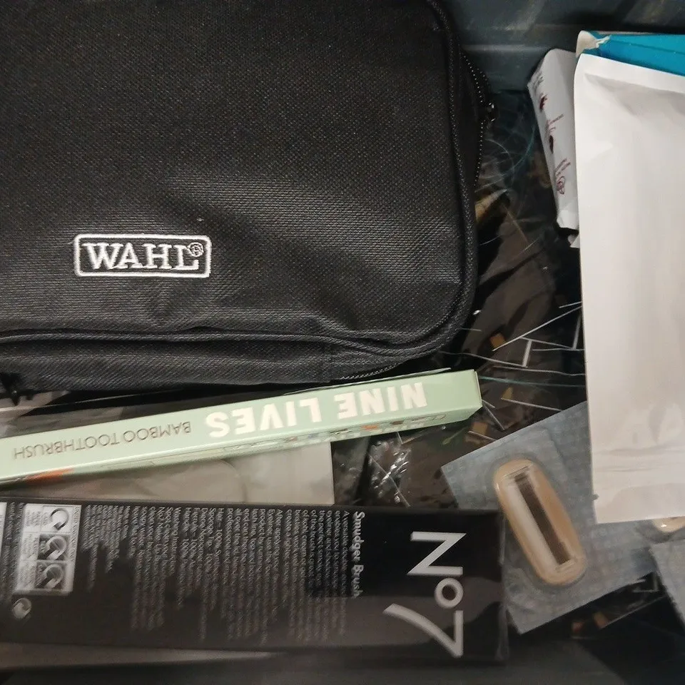 APPROXIMATELY 8 ASSORTED COSMETIC ITEMS INCLUDING VARIOUS MAKES AND BRANDS - COLLECTION ONLY