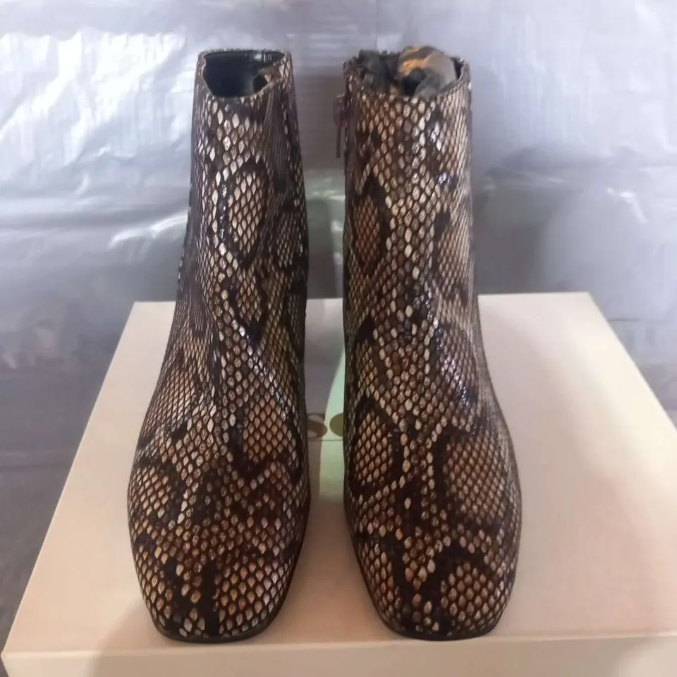 BOXED SOLEA MAC BEIGE COMB SYTHETIC ANKLE BOOTS SIZE 4