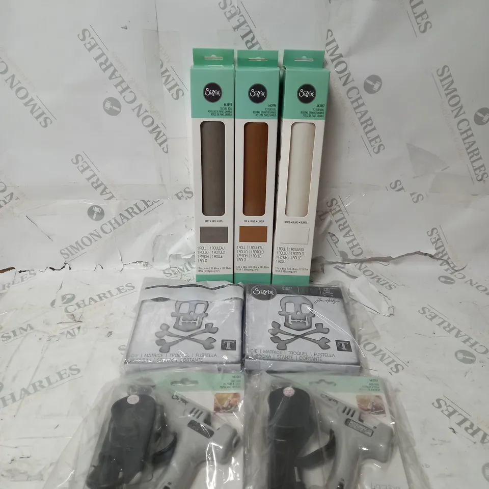 BOX OF APPROX 7 ASSORTED SIZZIX ITEMS TO INCLUDE A GLUE GUN, BIGZ DIE SKULL AND CROSSBONE, TEXTURE ROLL.