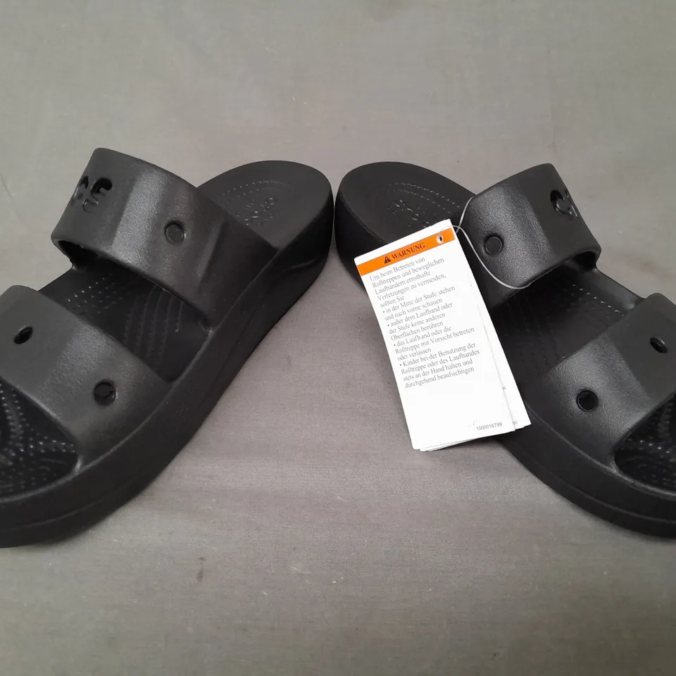 PAIR OF CROCS BAYA PLATFORM SANDALS IN BLACK UK SIZE 6